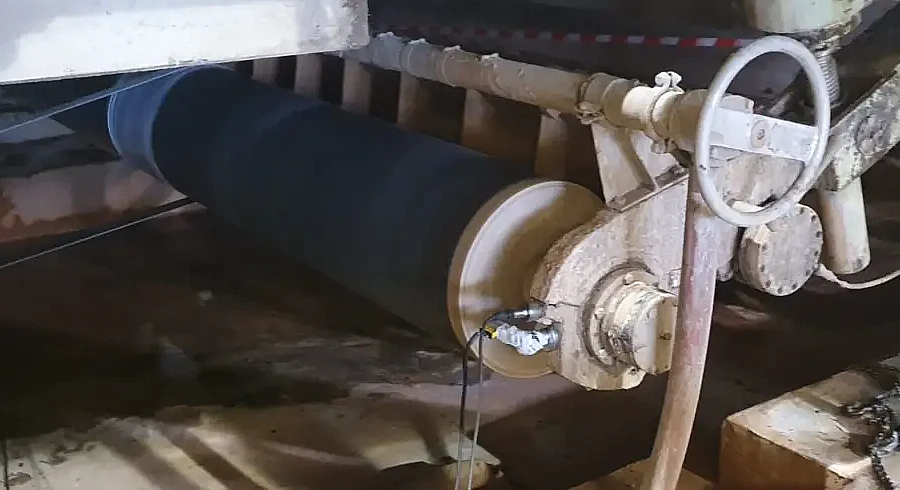Dynamic balancing of a roll inside a paper machine